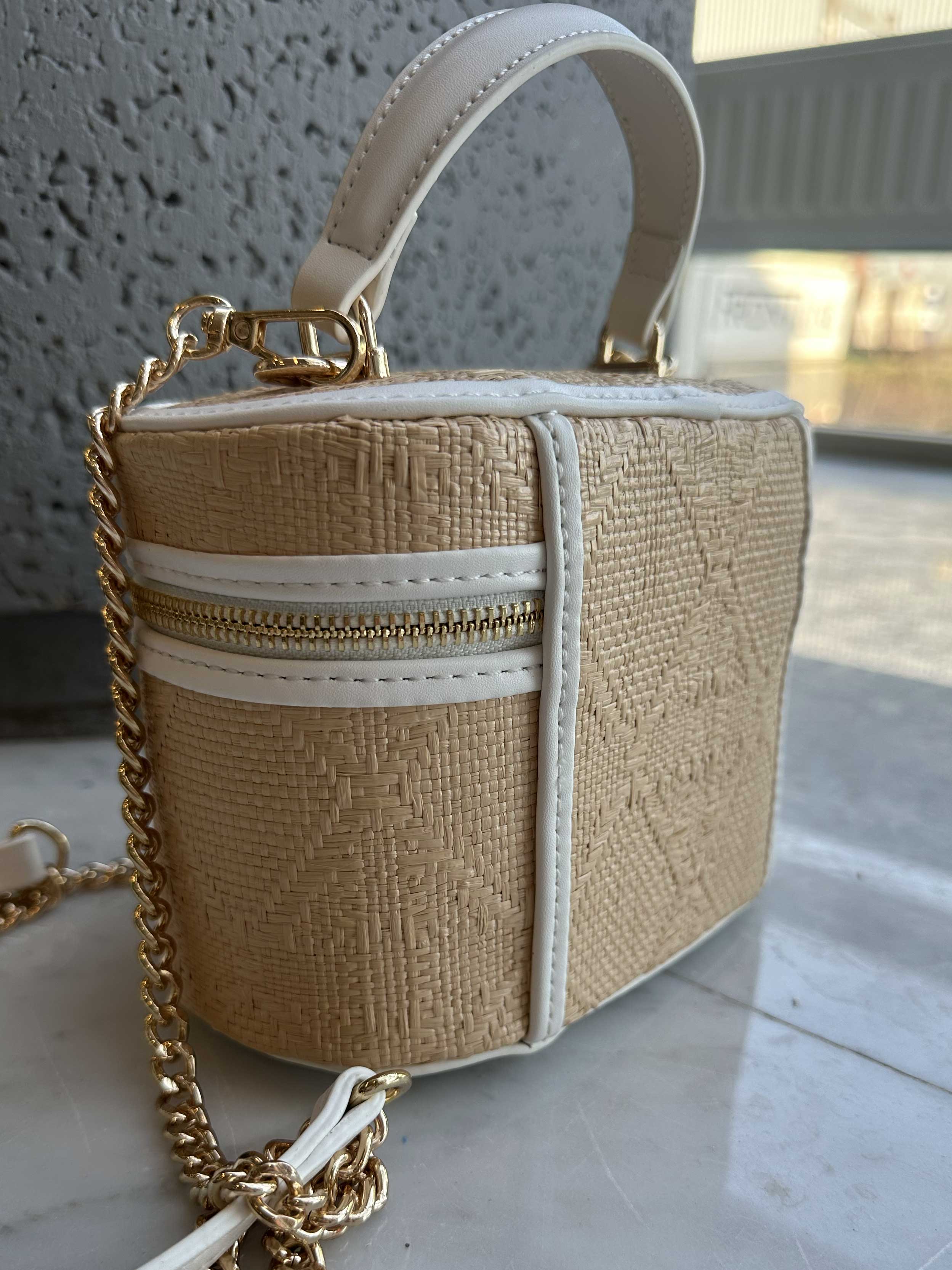 Ana - Sød håndtaske i flet med guldkæde